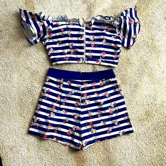 Set size L, made of fresh stretch material, it has a zipper closure on the back - Picture 2 of 4